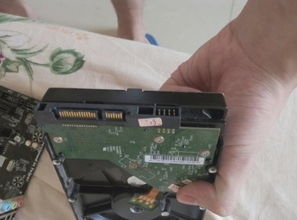 这个电脑硬盘背面的英文字母是什么意思,这种接口现在的主板还能装的上去吗