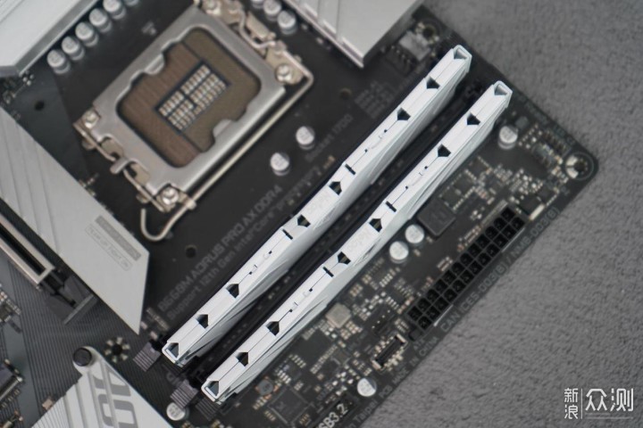 朗科越影II DDR4-3200 8G*2:电竞性能拉满